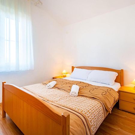 2 Bedroom Amazing Apartment In Neviđane Exterior foto